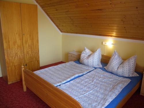 バラトンマーリアフュルドゥーにあるApartment Balatonmariafurdo 1のベッドルーム(白い枕の大型ベッド1台付)