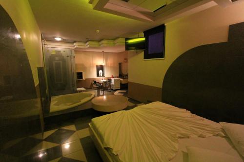 a bathroom with a bed and a tub and a sink at Movie Inn Motel e Hospedagem in Ribeirão Preto