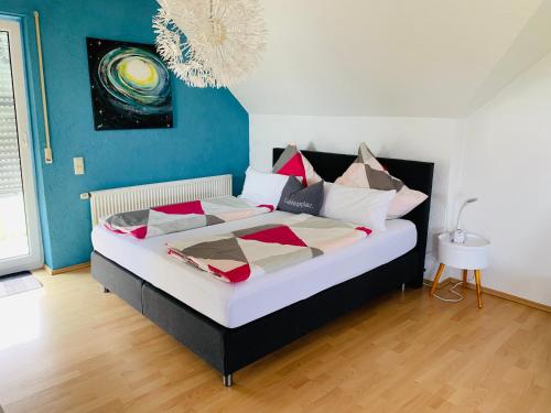 a bedroom with a large bed in a room at Lieblingsplatz in Altenstadt