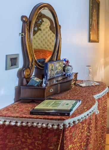 a table with a mirror and a book on it at Casa Palacio Rincón de la Catedral in Toledo