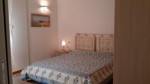 sypialnia z łóżkiem w białym pokoju w obiekcie Il Mare w mieście San Vincenzo