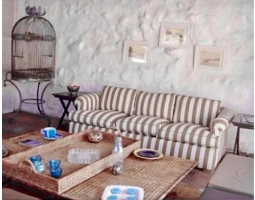 a living room with a couch and a table at Pousada Mainá in Búzios