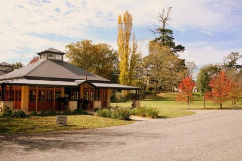 Taman di luar Eling Forest Winery