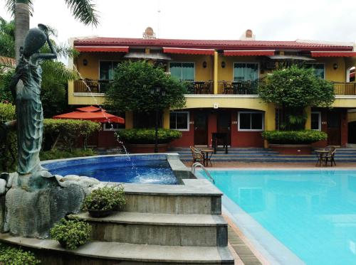 Swimming pool sa o malapit sa Crown Regency Residences Davao
