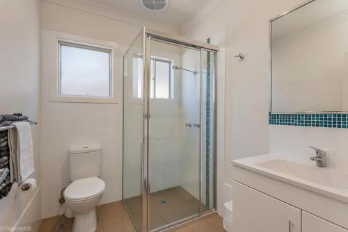 Un baño con ducha, inodoro y lavabo. en Jamaica Holiday Units, en Forster