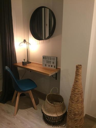 Habitación con escritorio, silla y espejo. en Soo Cathédrale SooHome, en Marsella