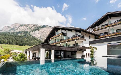Nespecifikovaný výhled na hory nebo výhled na hory při pohledu z hotelu