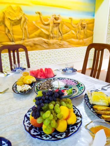 een tafel met fruitschalen erop bij Hotel Shams in Bukhara