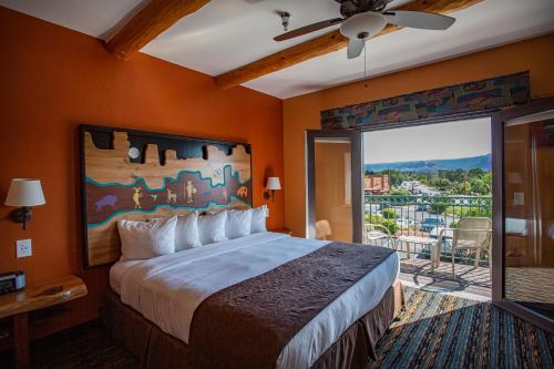 een slaapkamer met een groot bed en een glazen schuifdeur bij Southwest Inn at Sedona in Sedona