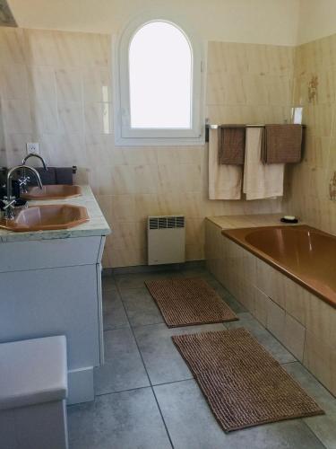 La salle de bains est pourvue d'un lavabo, d'une baignoire et d'une fenêtre. dans l'établissement Saberic, à Vence