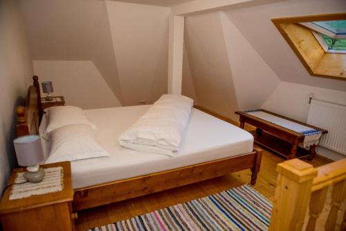 Postel nebo postele na pokoji v ubytování Pensiunea Casa Iancului