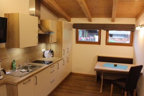 Kuchyň nebo kuchyňský kout v ubytování Appartements Pixner