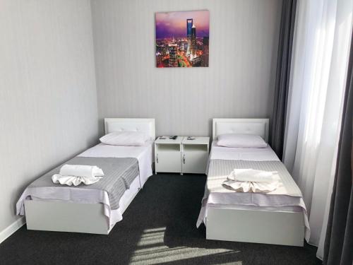 Un pat sau paturi într-o cameră la MEDELEAN HOTEL