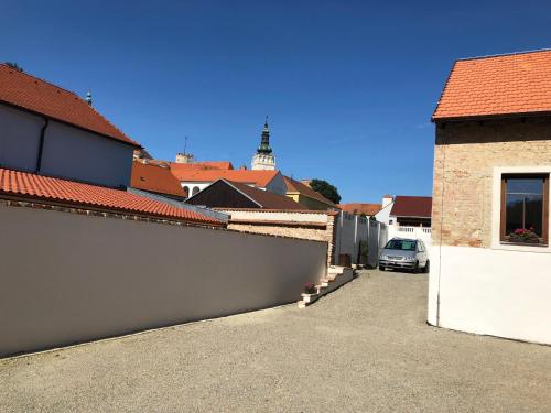 a car parked in a parking lot next to a building at Garni pension U svatého Urbana in Mikulov