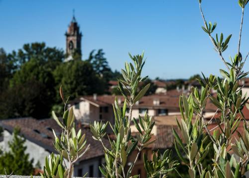 une vue sur une ville avec une tour d'horloge en arrière-plan dans l'établissement Hotel Locanda Dei Mai Intees, à Azzate
