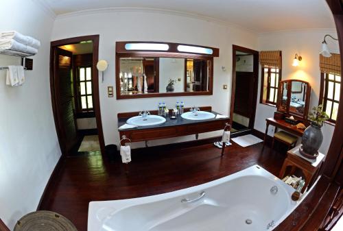 un ampio bagno con due lavandini e una vasca di Bagan Thiripyitsaya Sanctuary Resort a Bagan