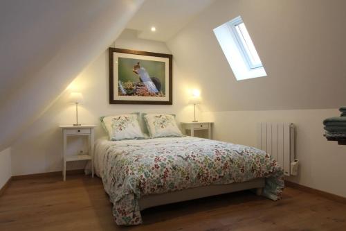 1 dormitorio con 1 cama y una pintura en la pared en Chambre chez l'habitant - L Écureuil - Cœur de Riquewihr - 2 personnes en Riquewihr