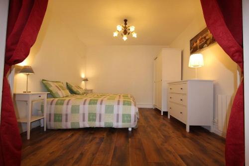 - une chambre avec un lit, une commode et deux lampes dans l'établissement Gîte L Écrin - Cœur de Riquewihr - 4 personnes, à Riquewihr
