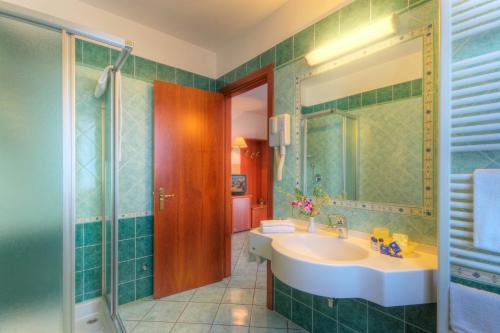 La salle de bains est pourvue d'un lavabo et d'une douche. dans l'établissement Hotel Il Caminetto, à Porto San Giorgio