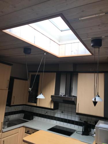 eine Küche mit einem großen Dachfenster in der Unterkunft Ferienwohnung Am Igelsberg in Saal