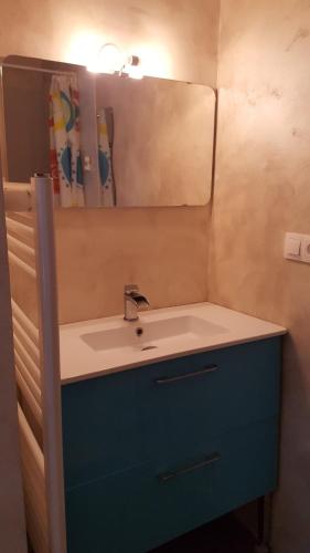 een badkamer met een wastafel en een spiegel bij 1 chambre avec salle de bain privative ds maison plain-pied 105m2 à Montfaucon 10 minutes de Besancon in Montfaucon