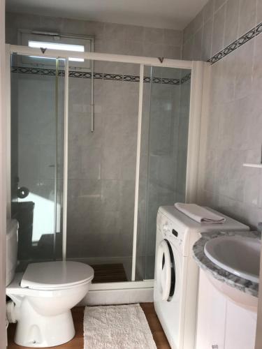 La salle de bains est pourvue de toilettes, d'un lavabo et d'un lave-linge. dans l'établissement LOFT 360° Nice, à Nice