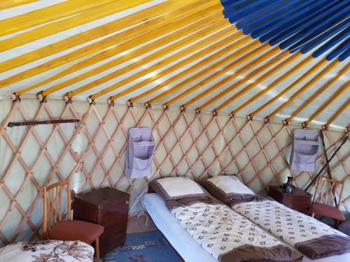 Una habitación con 2 camas en una yurta en Nomád jurta Zalakaros mellett en Zalamerenye