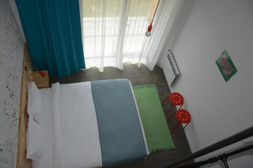 an overhead view of a bedroom with a bed and a window at Vardeni Guesthouse in Hrazdan