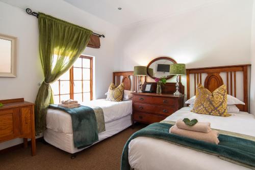 Una cama o camas en una habitación de 5th Avenue Gooseberry Guest House