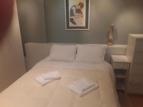 1 dormitorio con 1 cama con 2 toallas en Deluxe Apartment Best Point, en Atenas