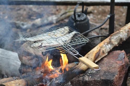 Loma-asunnon asiakkaiden käytettävissä oleva grilli