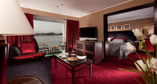 een hotelkamer met een bed en een grote spiegel bij Steigenberger Minerva Nile Cruise - Every Thursday from Luxor for 07 & 04 Nights - Every Monday From Aswan for 03 Nights in Luxor