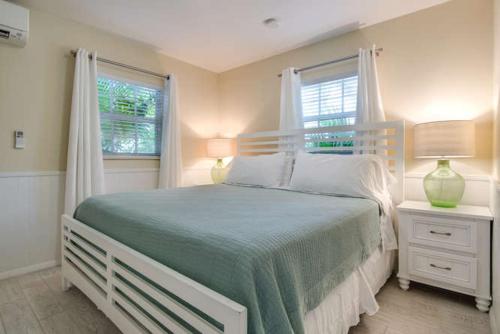 西耶斯塔島的住宿－Blue Sage，一间卧室设有一张大床和一个窗户。