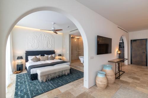 Tempat tidur dalam kamar di Villa Chinka by Astor Garden Hotel - Adults Only