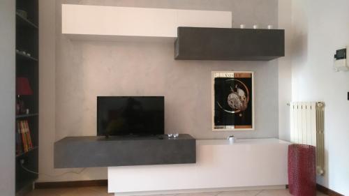 - un salon avec une télévision murale dans l'établissement Darsena 7, à Peschiera del Garda