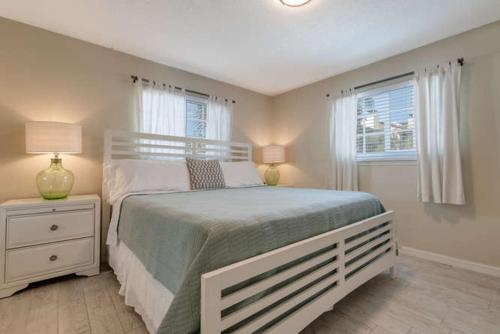 西耶斯塔島的住宿－Foxtail，一间卧室设有一张大床和一个窗户。