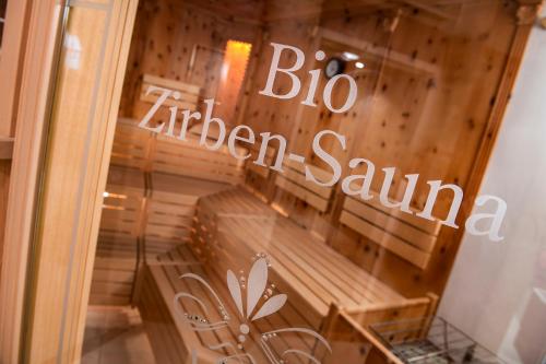 a shop window with a sign that says big kitchen sauna at Hotel Alpenjuwel 4 Sterne Superior in Tux