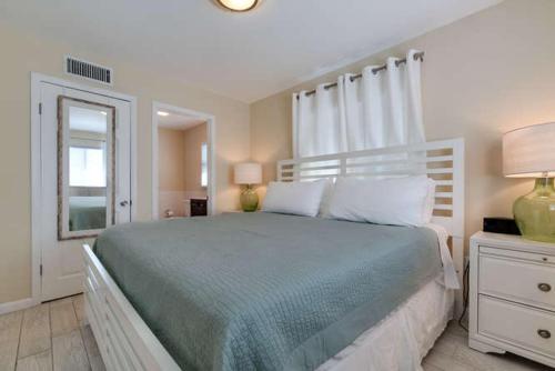 ein Schlafzimmer mit einem großen Bett und einem Fenster in der Unterkunft Bayberry in Siesta Key
