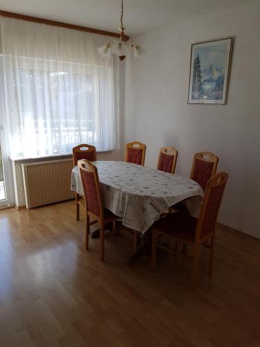 a dining room with a table and chairs and a window at Ferienwohnung Schamne in Wutöschingen