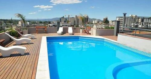 una piscina en la azotea de un edificio en Adriana GR Alquileres Temporarios en Villa Carlos Paz