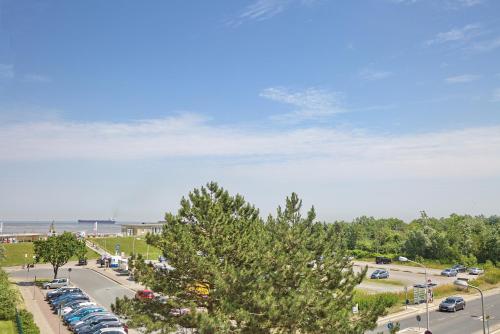 une vue aérienne d'un parking avec des voitures garées dans l'établissement Küstenoase, à Cuxhaven