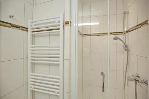 bagno con doccia e porta in vetro di Küstenoase a Cuxhaven