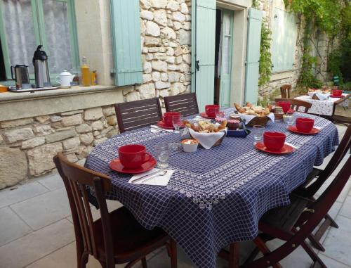 een tafel met een blauw en wit geruit tafelkleed bij Le Mas des Sages in Aubussargues