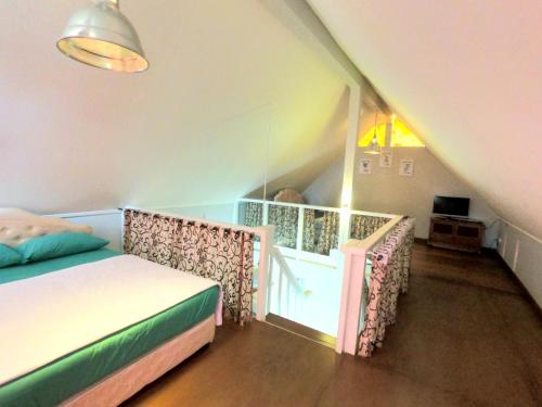 ブドゥグルにあるBedugul Lake View Residence Unit A-1のベッドルーム(ベッド1台付)、バルコニーが備わります。