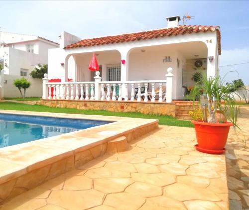 Villa con piscina frente a una casa en Villa Encanto, en Peñíscola