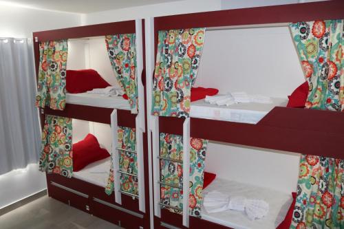Bunk bed o mga bunk bed sa kuwarto sa Bonabrigo Hostel & Suítes