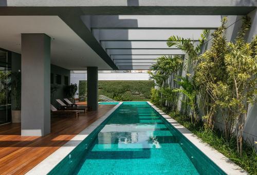 een overloopzwembad in het midden van een huis bij Moderno Oca Moema in Sao Paulo