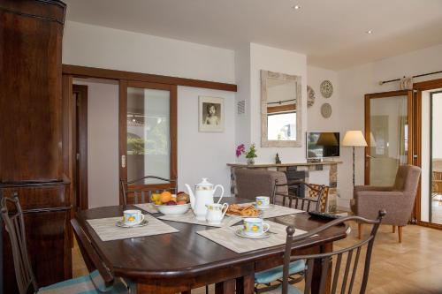 a kitchen and dining room with a table and chairs at Carrasqueta in Port d'Alcudia