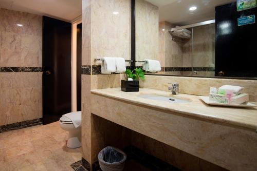 Ett badrum på Bayview Hotel Melaka