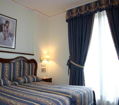 เตียงในห้องที่ Hotel De Borleña